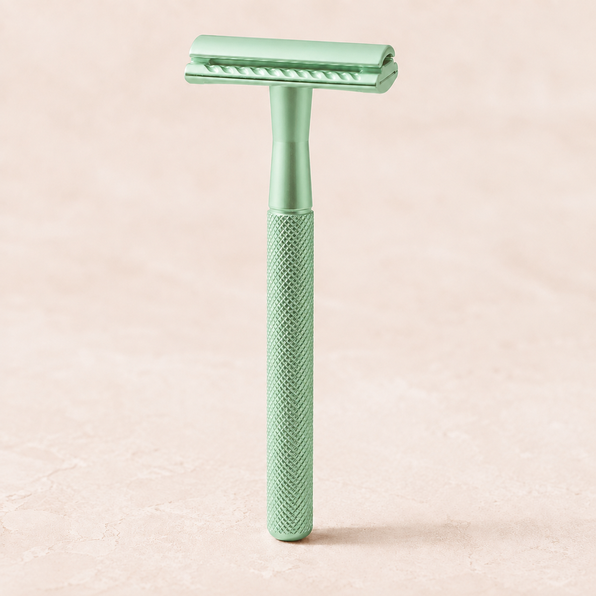 Rasoir de sûreté Peau de Soie vert sauge, vue rapprochée du manche texturé et de la tête