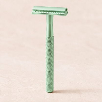 Rasoir de sûreté Peau de Soie vert sauge, vue rapprochée du manche texturé et de la tête